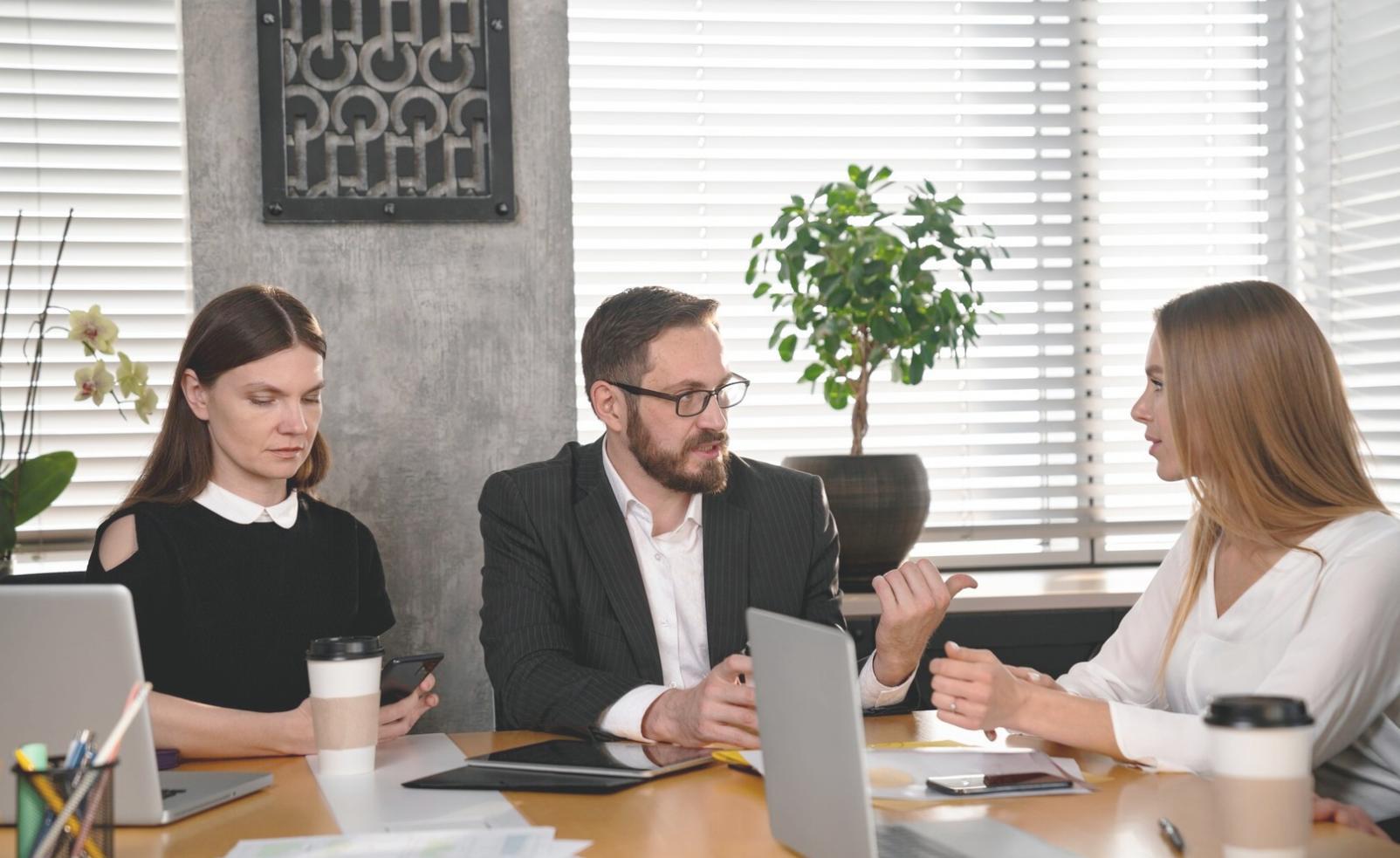 Session de formation avec analyse de modèles financiers complexes